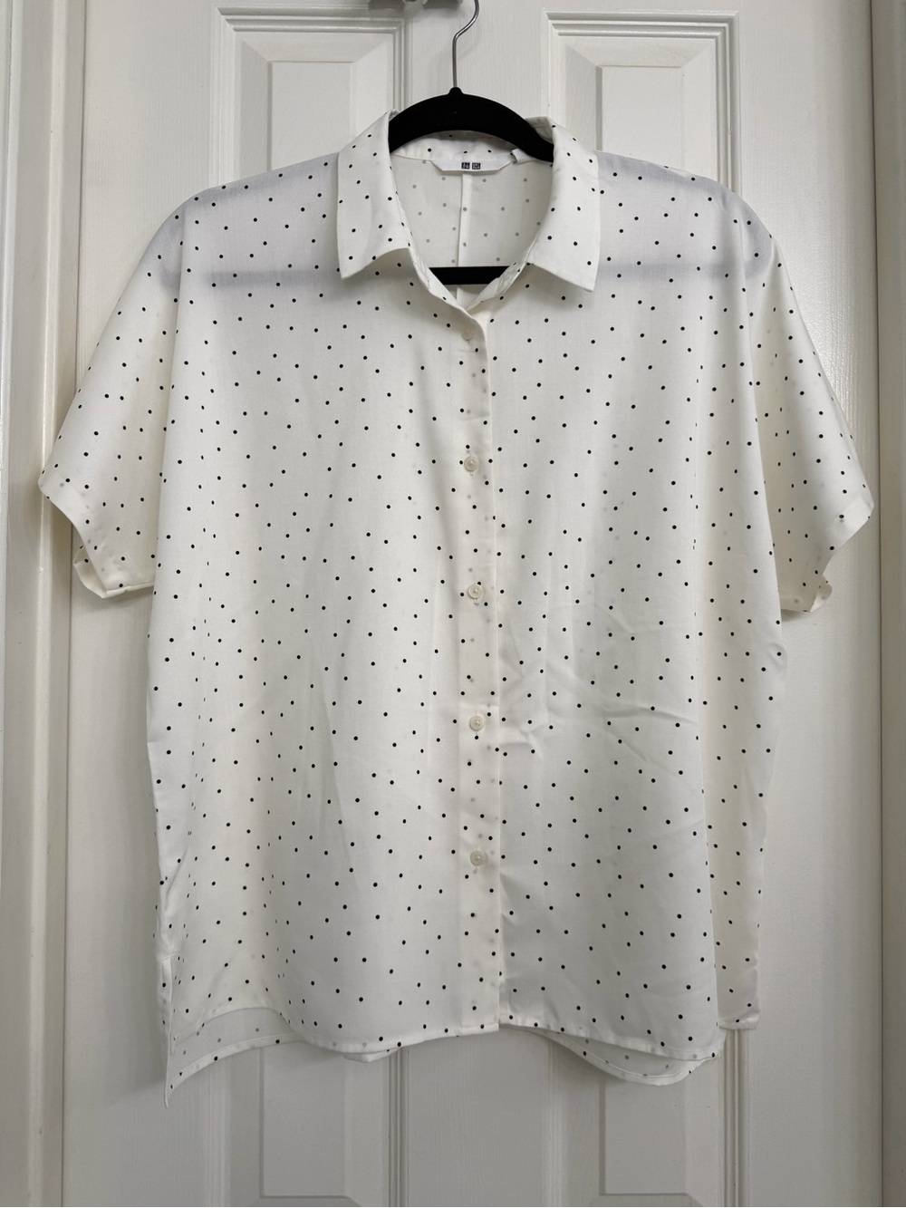 7023 Uniqlo White Short-Sleeve Button-Down Shirt with Black Dot Print